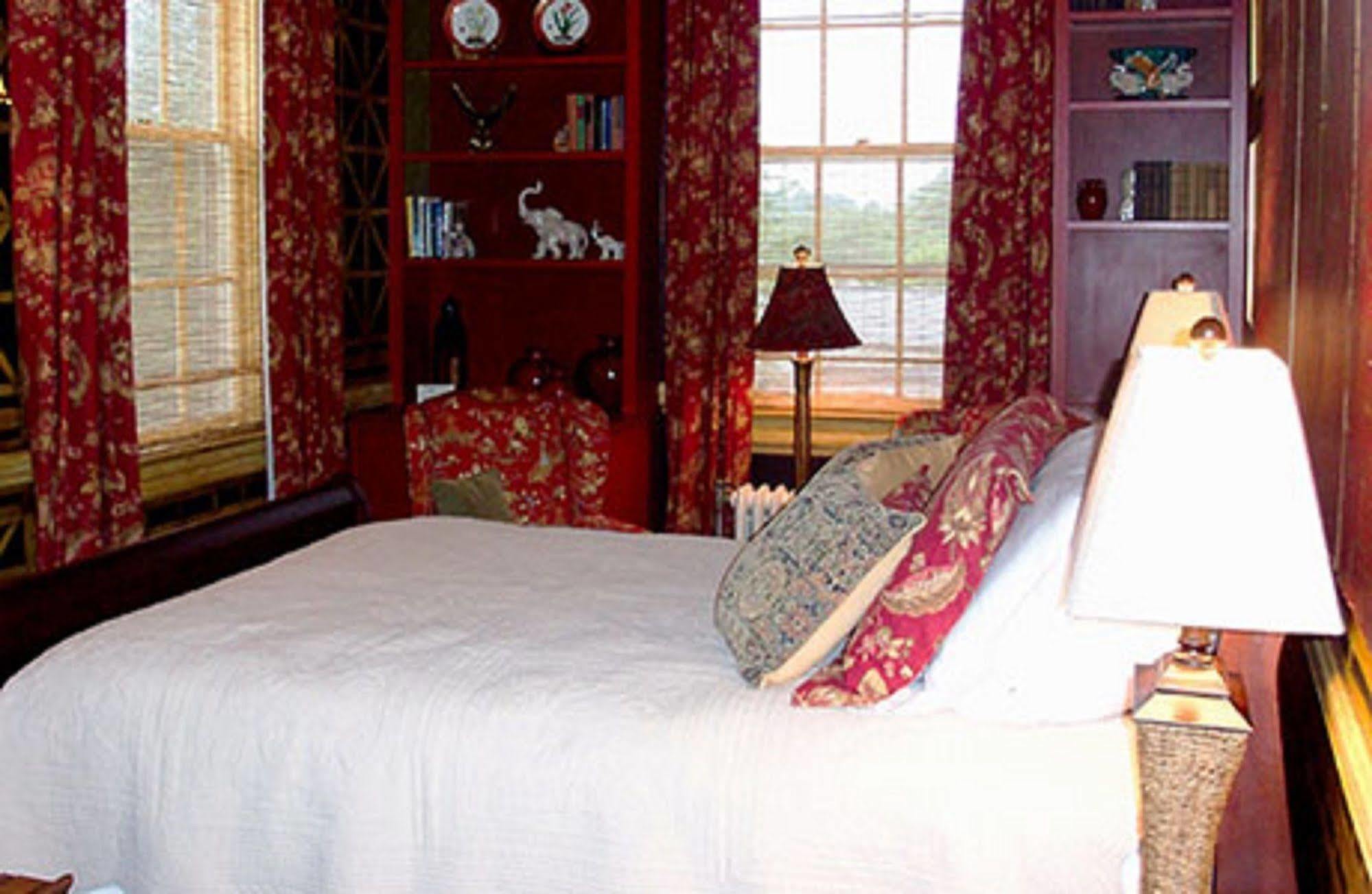 The Firehouse Inn Rutherfordton Bagian luar foto